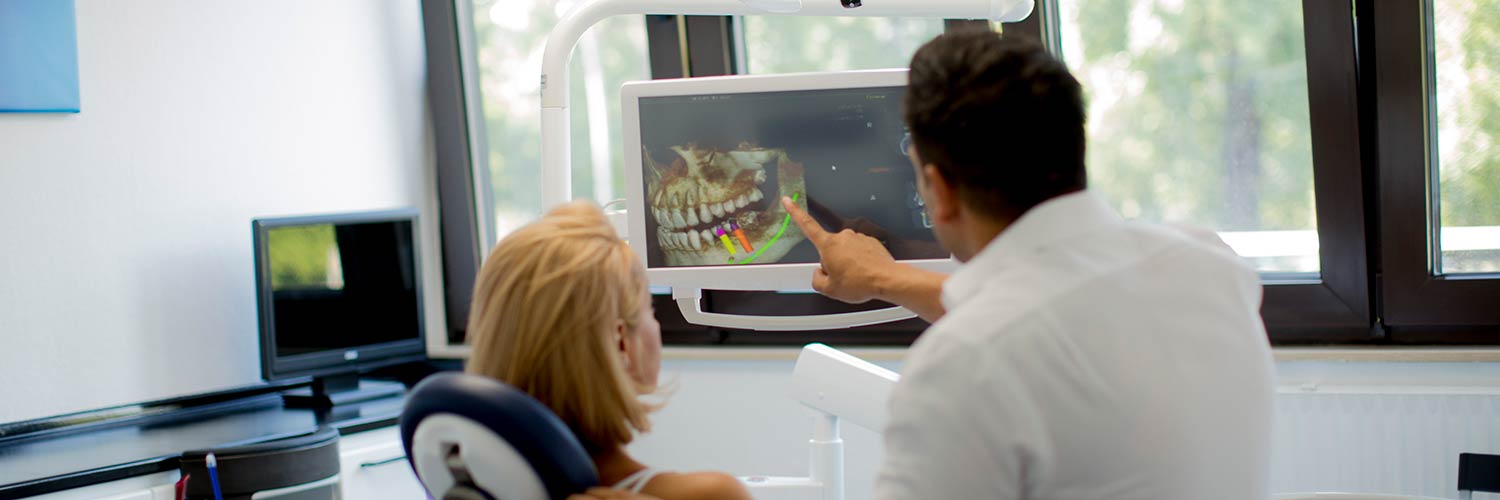 Zahnarzt Berlin-Moabit - Mitic - Aufklärung über eine Behandlung am Bildschirm